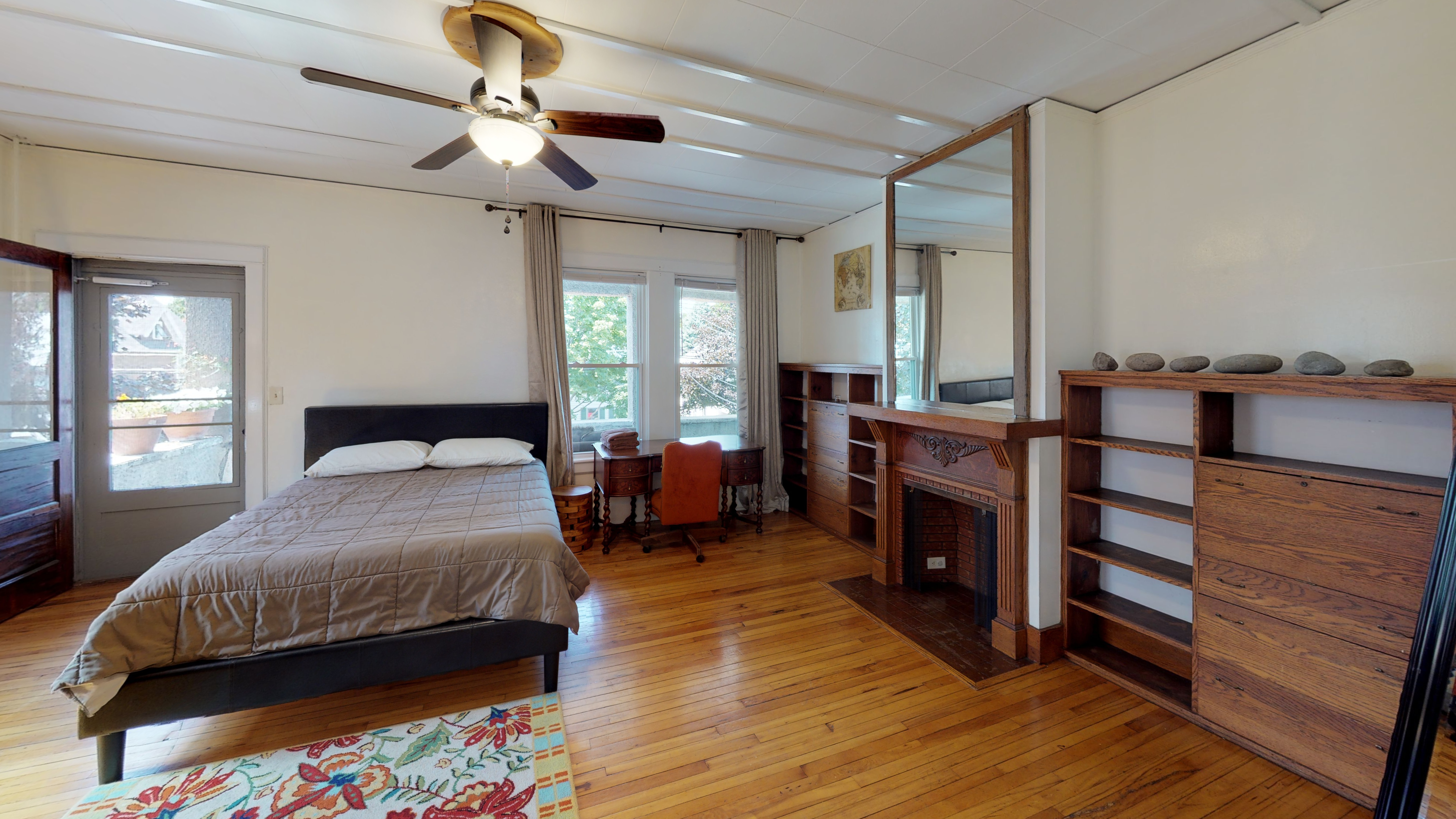 Large Apartment 2 room with balcony access