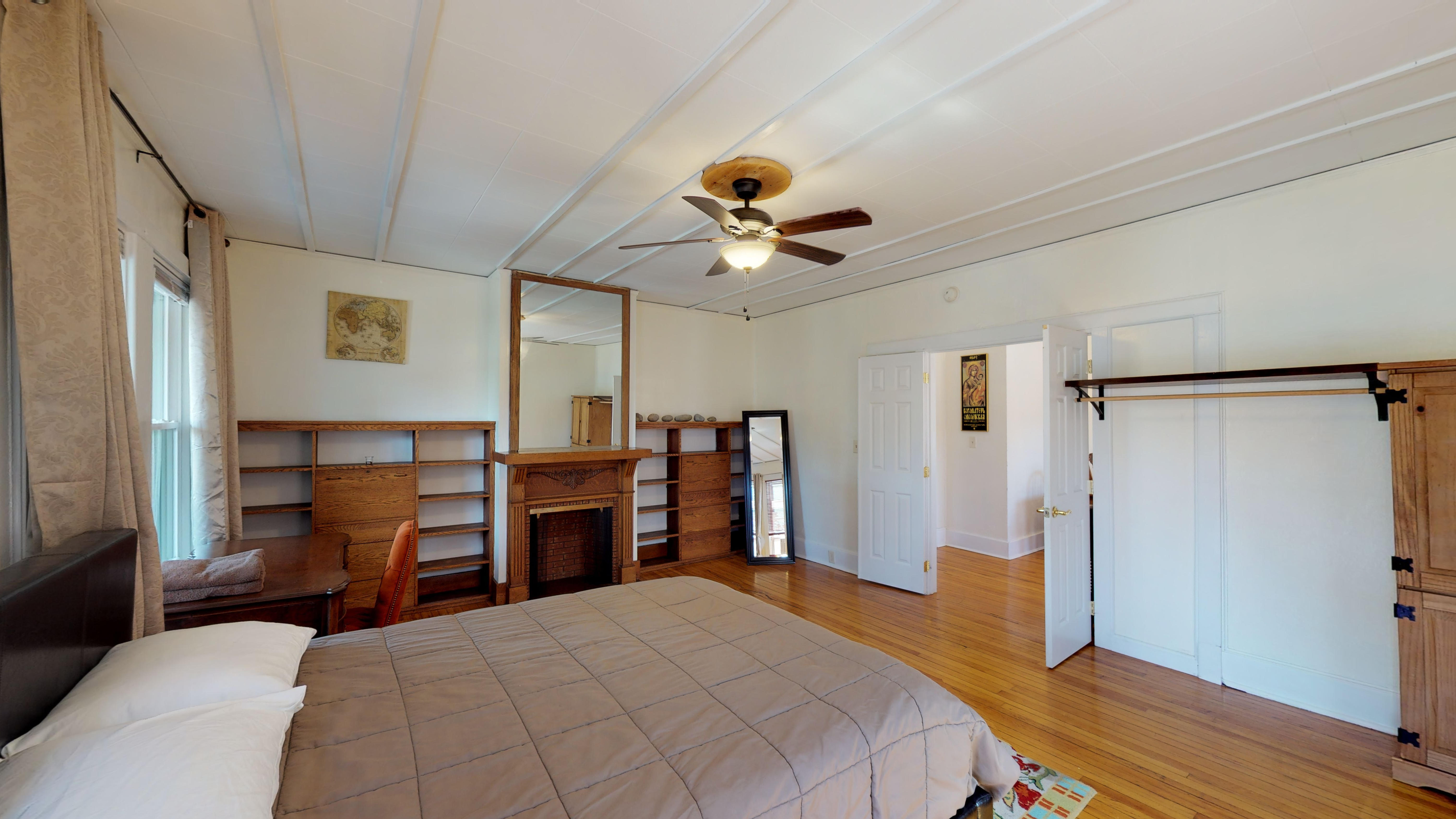 Large Apartment 2 room with fireplace and built-in shelves